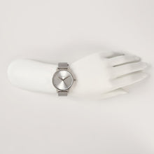 画像をギャラリービューアに読み込む, 【5年間物損保証】ニクソン 腕時計 レディース シルバー Kensington Milanese NIXON NA12291920-00 【国内正規品】